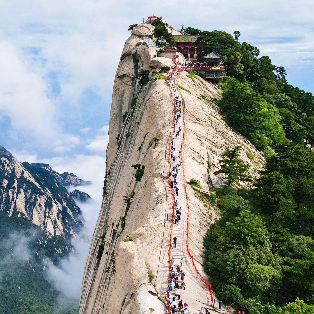 Your Ultimate Guide to Day Trips to Mount Hua (Huashan) from OrangeHao Hotel in Xi’an: Plank Walks, Sunrise Hikes, Cable Cars & Smart Logistics